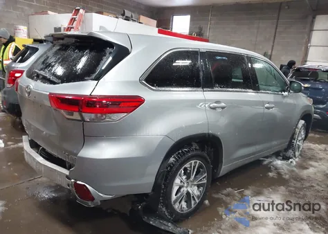 2018 Toyota Highlander Le Plus z USA, uszkodzony, nr VIN 5TDBZRFH0JS909712